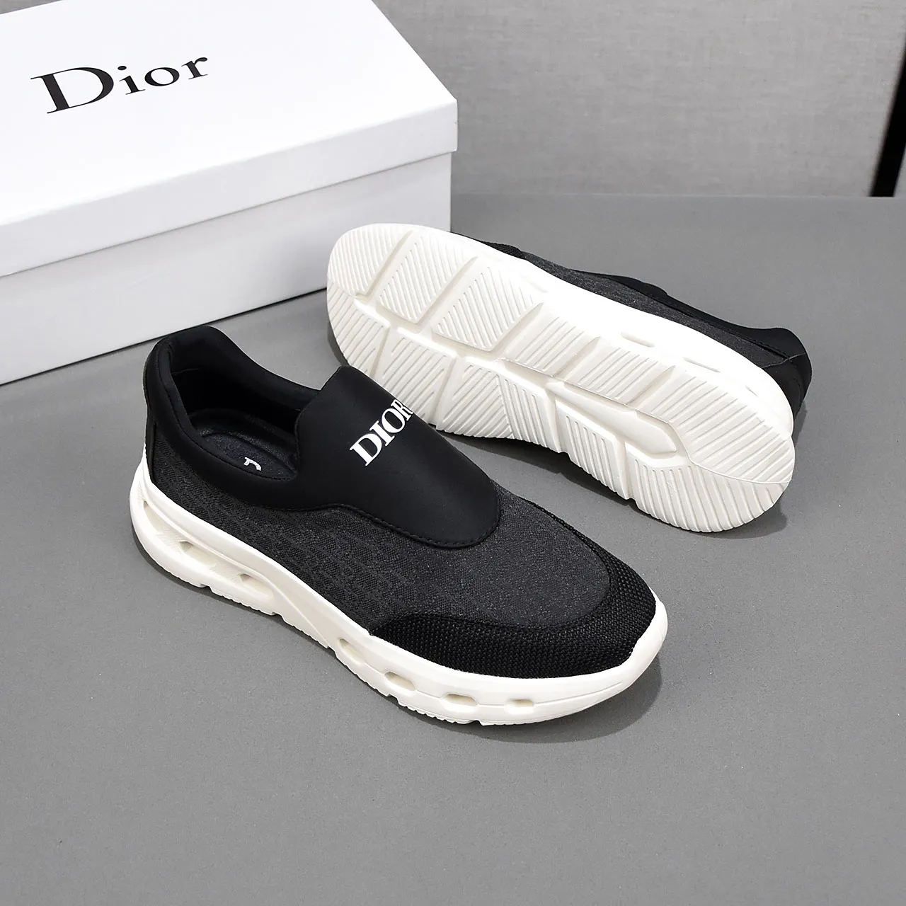 PP420🍒🍒🍒Dior's new 🆕low-cut casual sneakers, made of breathable mesh, with brand signature details on the shoe collar to enhance style. Fashionable and versatile, it can complement any look. With a sophisticated design that is both dynamic and modern, this new must-have shoe adds a new dimension to Dior's legacy, displaying modern elegance. Men's shoes 38-44 45🉑️customized